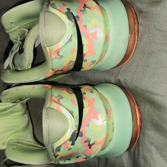 Men’s Nike KD basketball shoes, size 11 Lime green and orange camo pattern heel - Picture 4 of 4